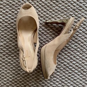 Peep-toe, beige suede slingback pumps